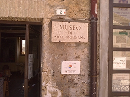 Il bersaglio HERITY affisso all'ingresso del museo