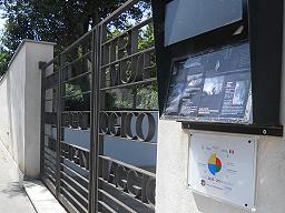 Il bersaglio HERITY affisso all'ingresso del museo