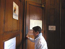 Il Bersaglio HERITY affisso all'ingresso della chiesa