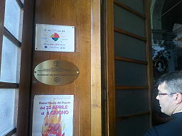 Il bersaglio HERITY affisso all'ingresso della chiesa