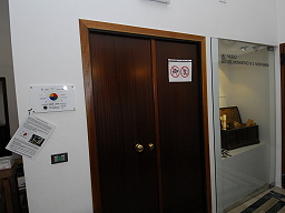 Il bersaglio HERITY affisso all'ingresso del museo